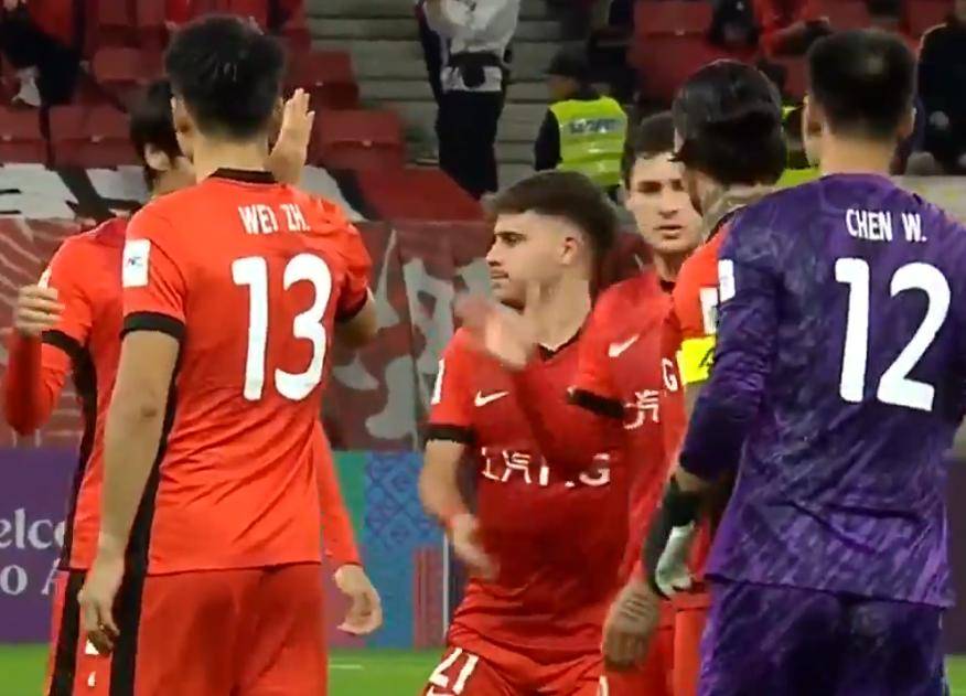 关于赛地聚焦：亚冠冲刺阶段热度飙升；上海海港回应争议；球迷炸锅；团队化学反应显著的信息